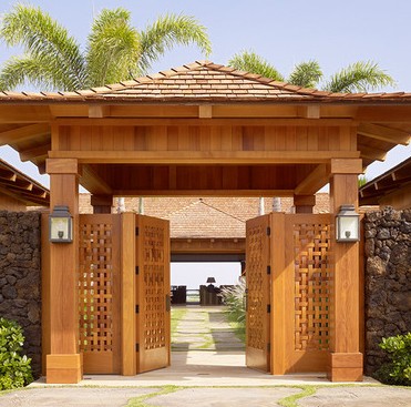 cancello ingresso legno con tettoia